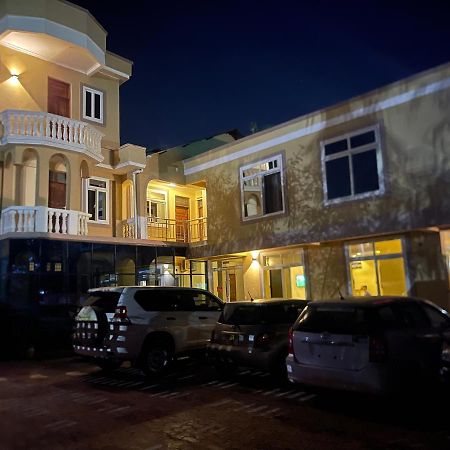 Moments Park Motel Dar es Salaam Buitenkant foto