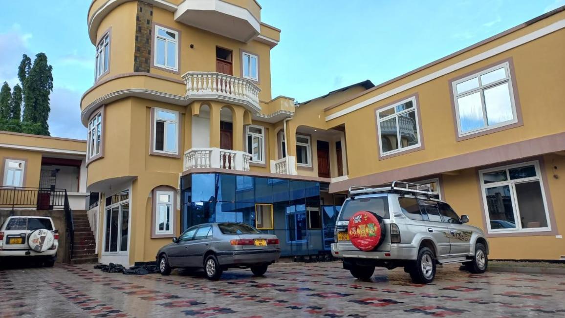 Moments Park Motel Dar es Salaam Buitenkant foto
