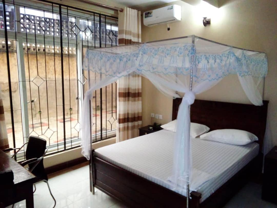 Moments Park Motel Dar es Salaam Buitenkant foto