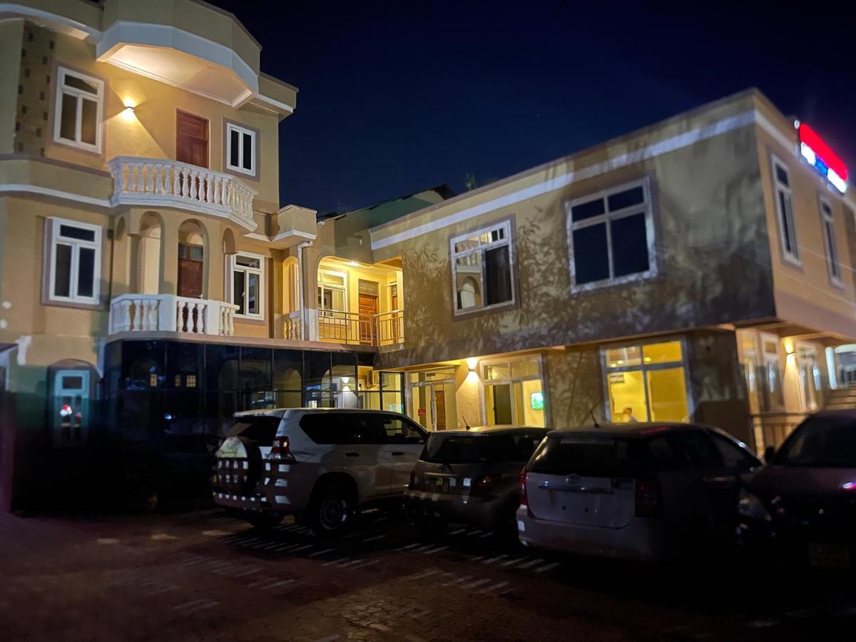 Moments Park Motel Dar es Salaam Buitenkant foto