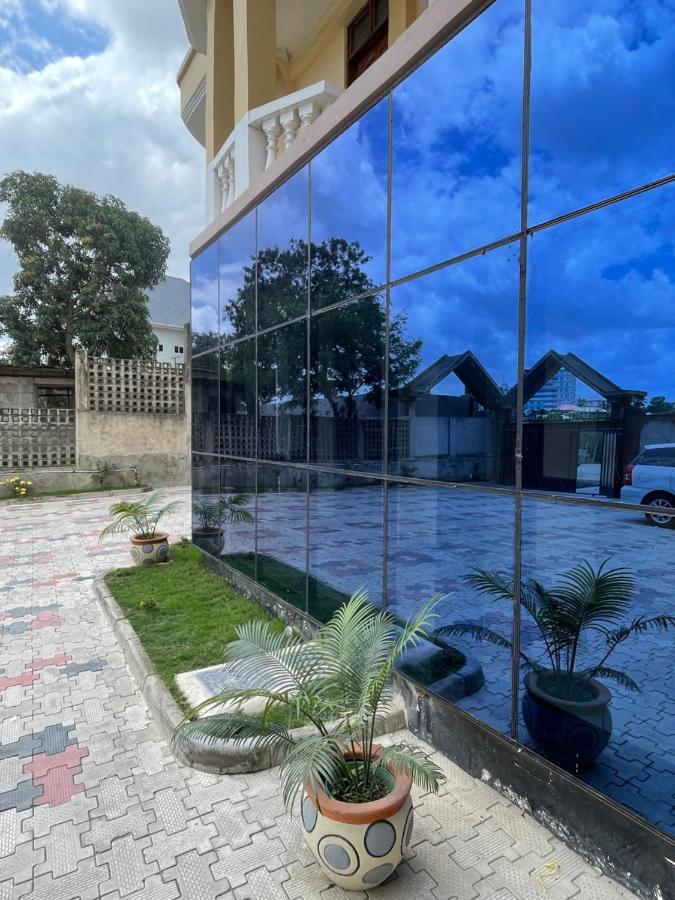Moments Park Motel Dar es Salaam Buitenkant foto