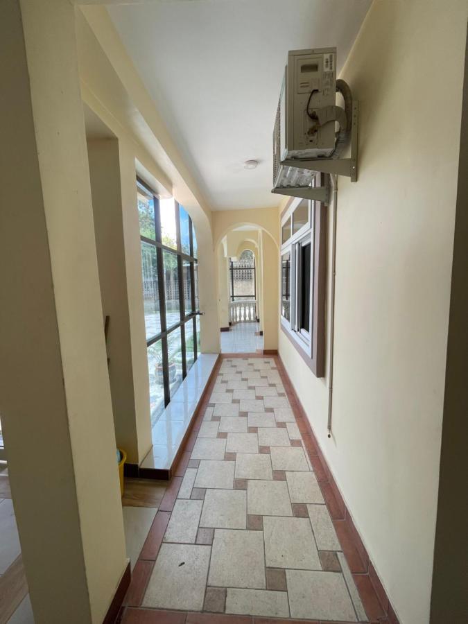 Moments Park Motel Dar es Salaam Buitenkant foto