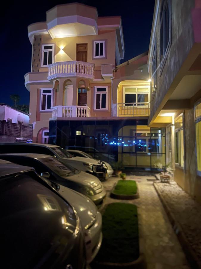 Moments Park Motel Dar es Salaam Buitenkant foto