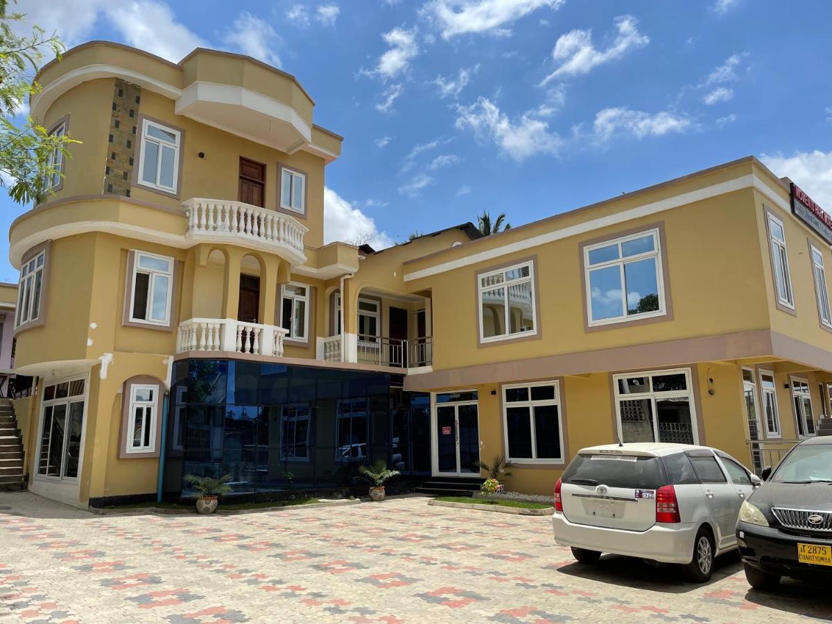 Moments Park Motel Dar es Salaam Buitenkant foto