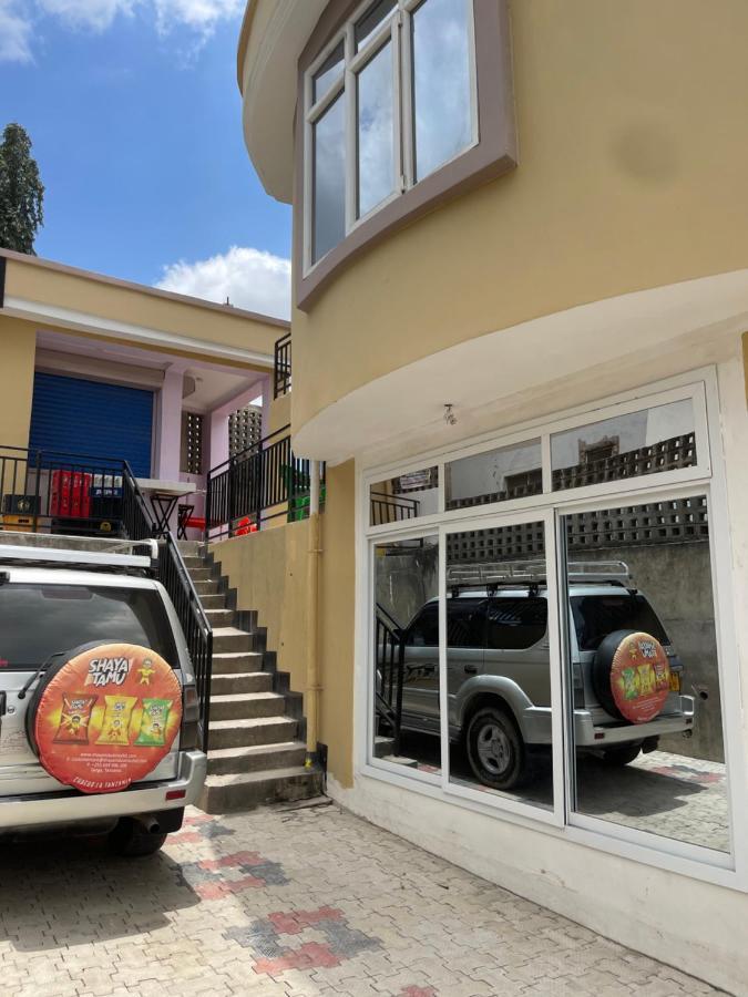 Moments Park Motel Dar es Salaam Buitenkant foto